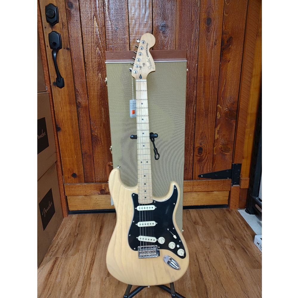 Fender 0147102307 Deluxe Stratocastor Electric Guitar